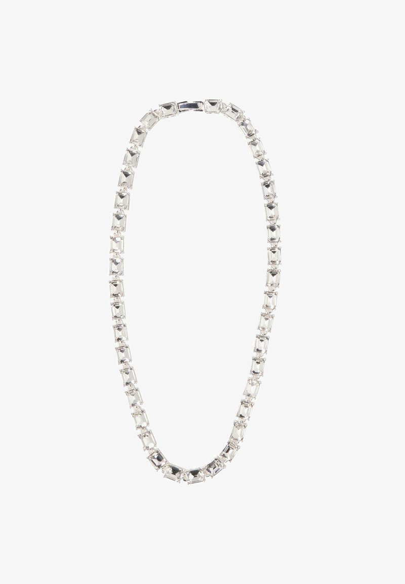 Srebrny naszyjnik z kryształkami, z prostokątnymi i okrągłymi kamieniami, połączonymi metalem, o gładkiej fakturze i polerowanym wykończeniu.