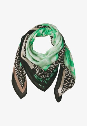 Jedwabny szalik z mieszanką wzoru w lamparcie cętki, geometrycznych wzorów i wyrazistych zielonych akcentów, o trójkątnym kształcie i gładkiej fakturze.