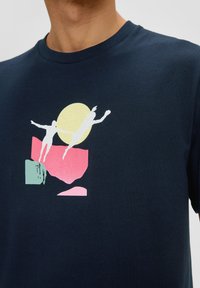 s.Oliver MIT FRONTPRINT - T-Shirt print - navy