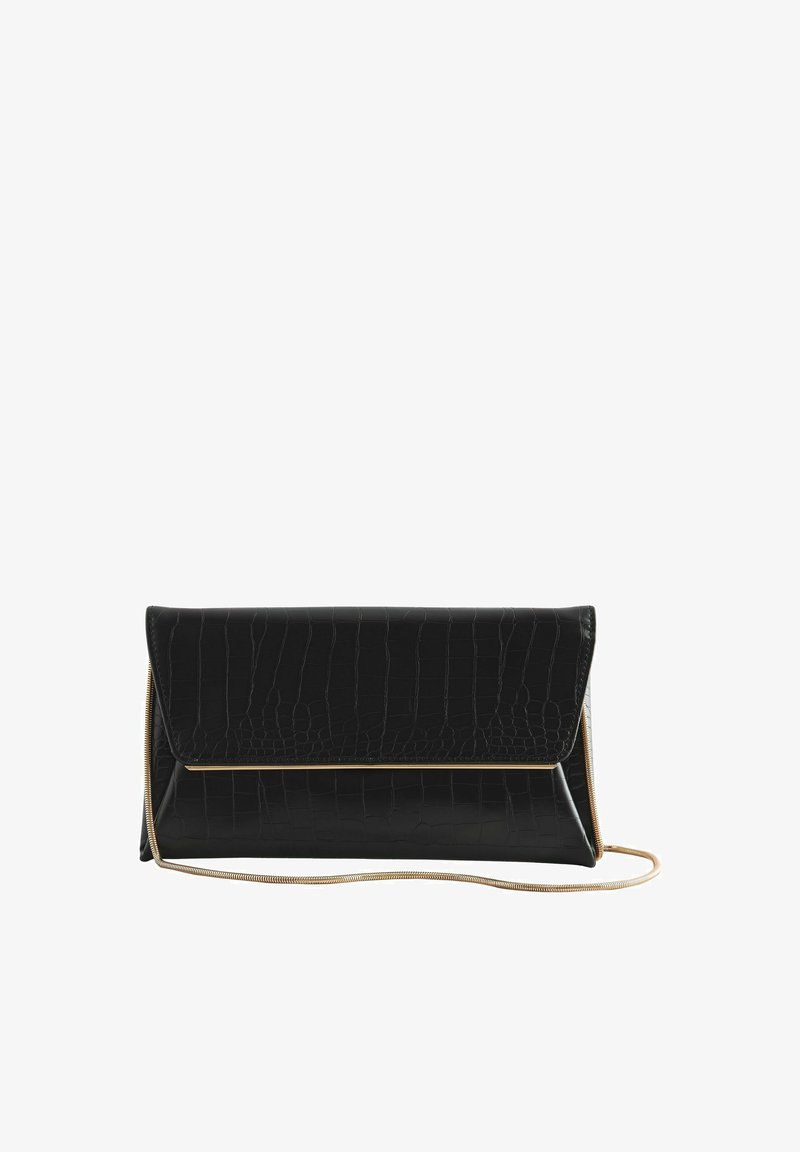 Pochette en faux cuir noir avec texture crocodile, quincaillerie dorée et bandoulière chaîne. Dispose d'une fermeture rabat et d'un design angulaire.