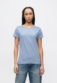 Μπλε κοντομάνικη μπλούζα από μαλακό βαμβάκι· διαθέτει στρογγυλή λαιμόκοψη και μικρό λευκό λογότυπο "BOSS" στο αριστερό στήθος.