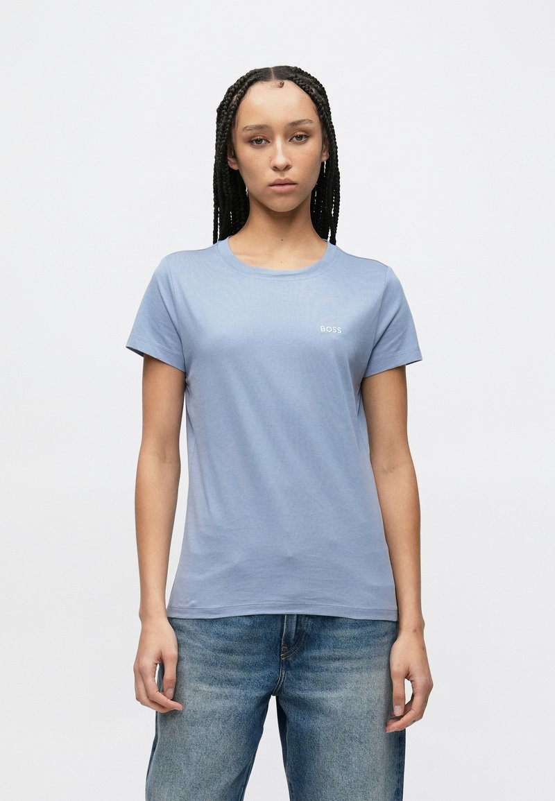 Μπλε κοντομάνικη μπλούζα από μαλακό βαμβάκι· διαθέτει στρογγυλή λαιμόκοψη και μικρό λευκό λογότυπο "BOSS" στο αριστερό στήθος.