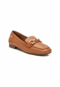 Mocasín de cuero marrón con punta cuadrada, que presenta un destacado detalle de cadena dorada en el empeine, y un tacón bajo y robusto. Textura suave en todo el zapato.