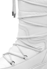 Λευκό ψηλό sneaker με παχύ λευκό κορδόνι τυλιγμένο γύρω από μεταλλικά πατήματα και επενδεδυμένα ραμμένα πάνελ.