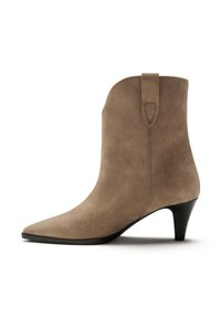 Suede Chelsea-Boots in Taupe, mit spitzem Zehenbereich, 5 cm schwarzem Absatz, seitlichen Steppnähten und einer Schlaufe an der Rückseite für einfaches Anziehen.