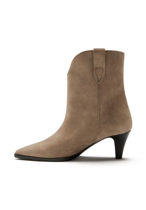 Suede enkellaars in taupe, spitse neus, 5 cm zwarte hak, zijstiksel details, en een lusje aan de achterkant voor gemakkelijk aan- en uittrekken.