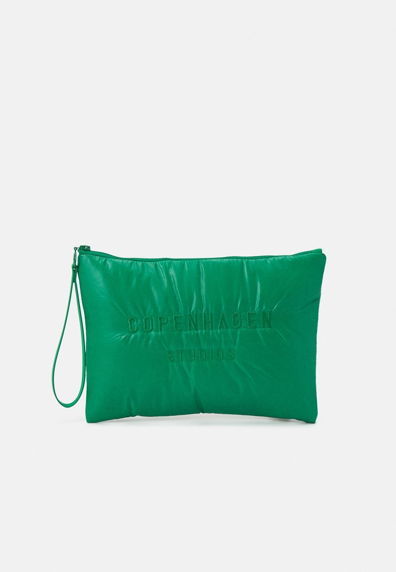 Clutch verde imbottito con testo in rilievo "Copenhagen Studios", chiusura con zip e tracolla staccabile. Superficie liscia e testurizzata.