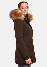 Smešani parkas kaput s kapuljačom obloženom krznom, strukturiranog dizajna, teksturirane tkanine i prednjim džepovima. Ima rebraste manžetne i oznaku brenda.