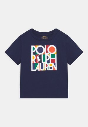 Marineblå t-shirt med korte ærmer med farverigt Polo Ralph Lauren-logo og polo-spiller grafik centreret på forsiden.