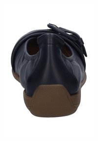 Granatowe skórzane buty z okrągłym noskiem, elastycznymi bokami i ozdobną klamrą. Posiadają teksturowaną gumową podeszwę. Pokazano widok z tyłu.