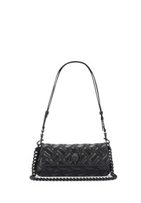 Borsa nera in pelle trapuntata con un motivo intrecciato, dotata di una tracolla a catena e un dettaglio hardware decorativo nella parte frontale.