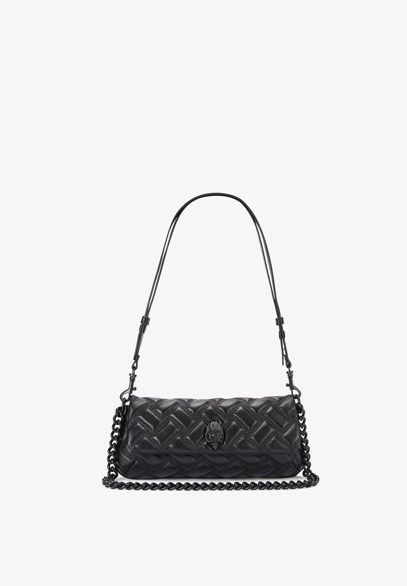 Sac à main noir en cuir matelassé avec un motif tissé, doté d'une bandoulière en chaîne et d'un accent en métal décoratif à l'avant.
