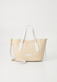 Bolso de paja beige tejido con detalles de cuero blanco, asas dobles y correa de hombro desmontable; presenta un patrón de rayas diagonales y una placa con el logo.