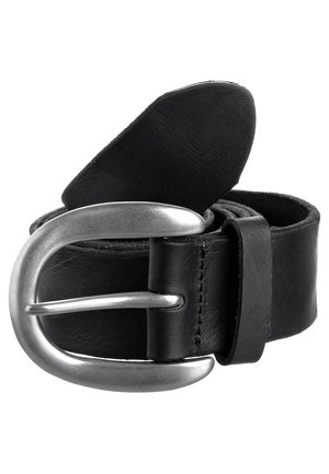 Cinturón de cuero negro enrollado con una gran hebilla de metal mate plateada y una presilla cosida sobre un fondo blanco.