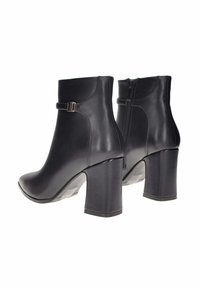 Stivali alla caviglia in pelle nera con punta rotonda, tacco a blocco alto, zip laterale e una cinghia decorativa con fibbia dorata.