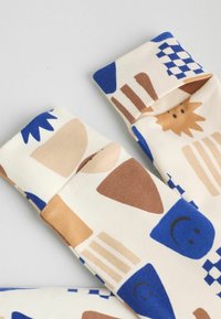 Calcetines de algodón multicolor con patrones geométricos abstractos, que presentan formas en azul, marrón y beige, con puños lisos y acentos divertidos.