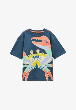 Granatowa koszula z krótkim rękawem z dużą kolorową grafiką kraba z kreskówki na przodzie.