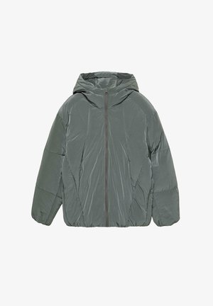 Giacca imbottita con cappuccio in verde spento. Presenta una zip frontale, maniche ampie e un tessuto leggero e strutturato con finitura opaca.