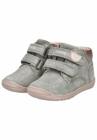 Geox enkellaarsjes in glanzend zilvergrijze suede met twee verstelbare klittenbandriemen en een lichtroze rubberen zool.