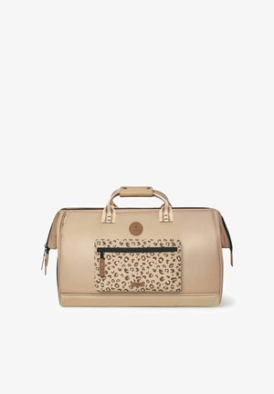 Sac duffel beige avec poche avant à motif léopard, double poignée avec prise en main et fermetures éclair sur les côtés et la poche avant, présenté sur fond blanc.