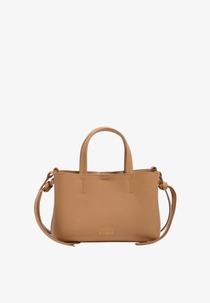 Bolso de mano de cuero marrón claro con dos asas superiores y una correa de hombro ajustable, con un sutil texto de logo dorado en el frente.