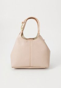 Sac à main en cuir camel avec une finition texturée, une anse courte et un accent en métal doré ; il présente une forme arrondie et structurée.