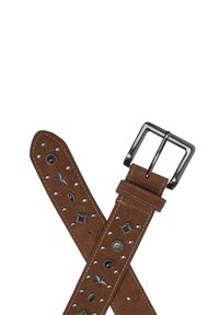 Cinturón de ante marrón con tachuelas plateadas y negras, con formas geométricas y de estrellas, y una hebilla rectangular de metal negro.