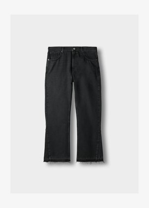 Schwarze Jeans aus Denim mit geradem Bein, fransigem Saum, fünf Taschen und metallischen Hardware-Details. Klassisches Design und robuste Textur.