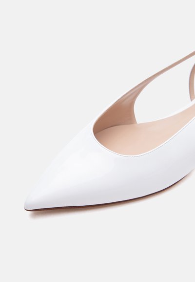 Λευκό επίπεδο παπούτσι slingback με μυτερή μύτη, επάνω μέρος από λείο δέρμα και εσωτερική επένδυση σε μπεζ απόχρωση, σε λευκό φόντο.