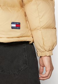 Tommy Jeans MIX ALASKA PUFFER - Piumino - tawny sand