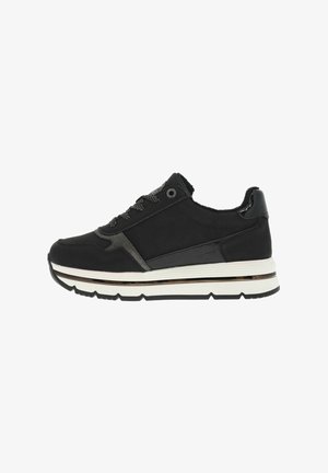 Baskets de sport noires avec un dessus en tissu texturé, des accents argentés, un design à lacets et une semelle blanche épaisse avec une bande dorée.