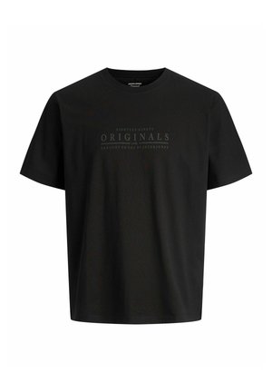 Czarny t-shirt z krótkim rękawem i okrągłym dekoltem, z subtelnym ciemnym napisem "Nineteen Ninety Originals 1990 Brought to you by Jack & Jones" na przodzie.