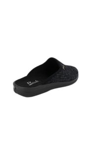 Schwarzer Slipper mit strukturiertem Obermaterial, weichem Innenfutter und dünner Gummisohle. Verfügt über dezente Markenkennzeichnung auf der Innensohle und der Seite.