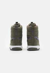Puma EVOLVE PURETEX JR - Botas para la nieve - dark olive/galactic gray/white
