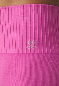 Yogasearcher SAMSKARA - Sujetadores deportivos con sujeción ligera - rose