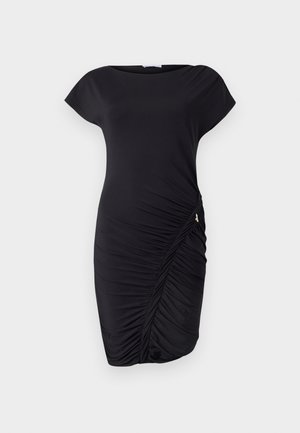 Robe noire à manches courtes, silhouette cintrée, détails froncés sur le côté et tissu lisse et extensible. Accentuée par un matériel subtil.