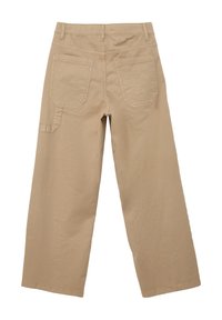 Beige weit geschnittene Hose mit hoher Taille, zwei Gesäßtaschen und einer seitlichen Utility-Tasche. Hergestellt aus weichem Baumwollstoff mit sichtbaren Nähten.