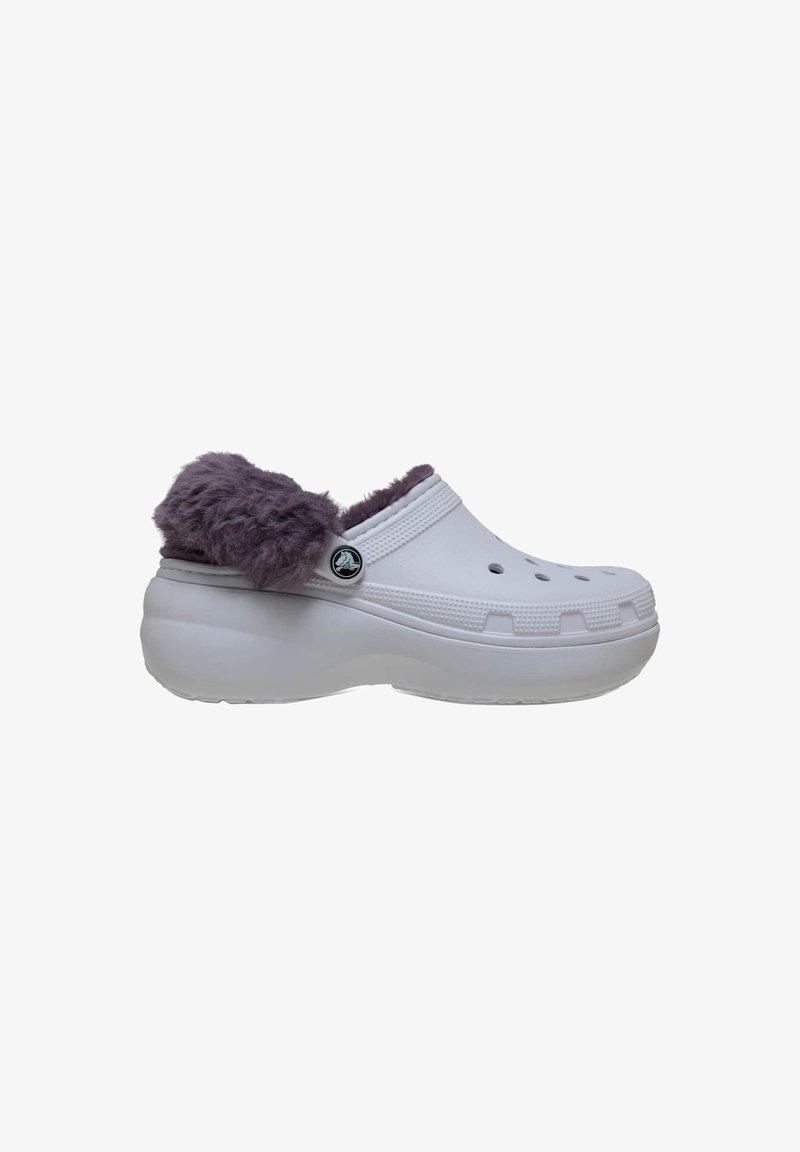 Zoccolo bianco con una fodera in pelliccia sintetica viola, fori di ventilazione e punta arrotondata. Design elegante con una suola spessa e leggera.