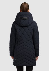 Gevoerde marineblauwe jas met capuchon, met een chevronpatroon op de rug, een merklabel en een gladde, gestructureerde oppervlakte.