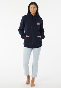 Marineblauwe hoodie gemaakt van een katoenmix, met een voorzak, een trekkoord capuchon en een ronde roze logo op de linkerborst.