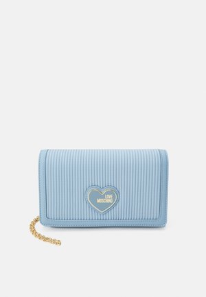 Jasnoniebieski pikowany portfel z logo „Love Moschino” w kształcie serca i złotym łańcuszkiem na białym tle.