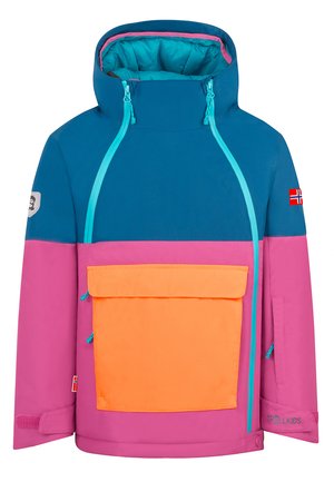 Kinderwinterjacke mit blauer Kapuze und Oberkörper, pinken Ärmeln und Unterkörper sowie großer orangefarbener Fronttasche.
