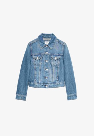 Chaqueta de mezclilla azul con cierre de botones, dos bolsillos con solapa en el pecho, mangas largas y cuello clásico.