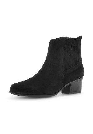 Bottine en suede noire avec un bout pointu et un talon carré modéré. Présente des accents de coutures verticales sur les côtés.