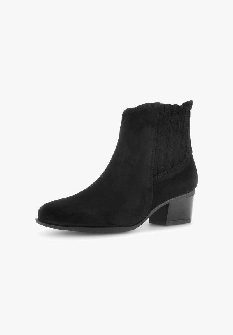 Stivale alla caviglia in suede nero con punta affilata e tacco bloccato di media altezza. Presenta accenti di cucitura verticale sui lati.