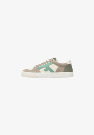 Lage sneaker met beige, crèmekleurige en groene panelen, witte rubberen zool en een groen logodetail aan de zijkant.