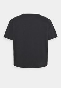 Černé tričko s krátkými rukávy, kulatým výstřihem, z měkké bavlněné tkaniny, volného střihu, jednoduchý design bez viditelných log nebo vzorů.