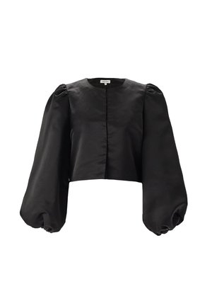 Haut court noir avec des manches bouffantes, texture satinée lisse, encolure ronde et fermeture à l'avant. Design simple et silhouette épurée.