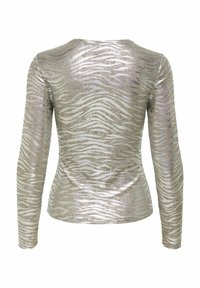 Glanzend zilveren langslaven top met zebra-stripes patroon. Zachte, aansluitende stof met een geribbelde textuur en een ronde halslijn.