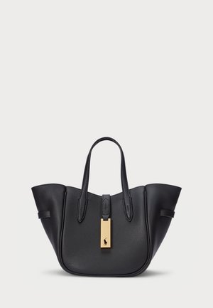 Sac cabas en cuir texturé noir avec deux poignées et une étiquette rectangulaire dorée ornée d'un logo cheval au centre à l'avant.